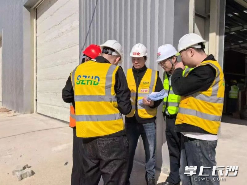 该产线承建启动后，红太阳新能源技术员工在现场交流。