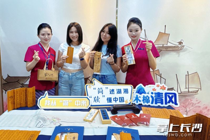 南航湖南分公司联合长沙简牍博物馆打造的“千年简牍 木棉清风”主题航班，让承载中华文明的简牍文化在万米高空鲜活呈现。 通讯员 供图