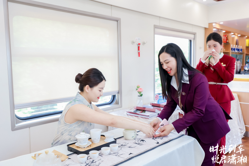 湖湘历史人文、非遗技艺、特色美食等元素融入车厢设计,旅客在旅途中沉浸式感受湖湘文化。 湖湘历史人文、非遗技艺、特色美食等元素融入车厢设计,旅客在旅途中沉浸式感受湖湘文化。