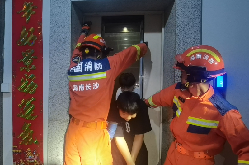 被困电梯人员被消防员救出。 长沙晚报通讯员 宾顺富 摄