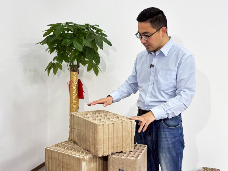 魏爽展示公司为烟花企业推出的AI视觉检测方案。长沙晚报通讯员 周南 供图