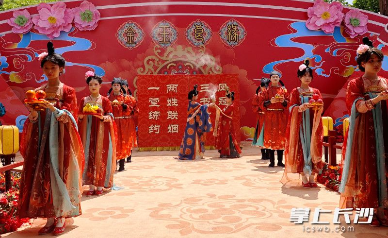 再现盛唐婚典的厚重与浪漫。
