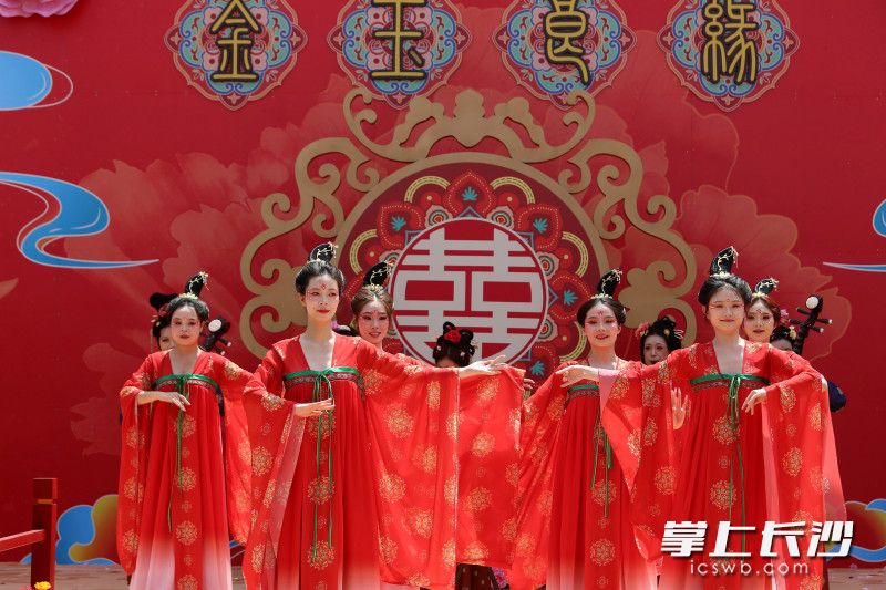 礼乐悠扬，舞者衣袂飘飘。