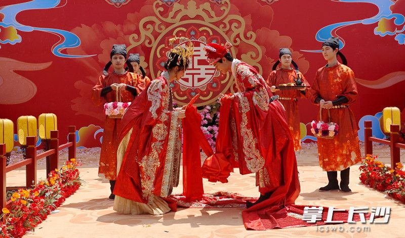 今日上午，一场穿越千年的盛唐婚典在长沙方特上演。均为长沙晚报全媒体记者贺文兵摄