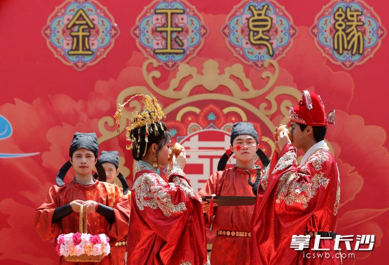 传统婚礼文化的鲜活演绎。