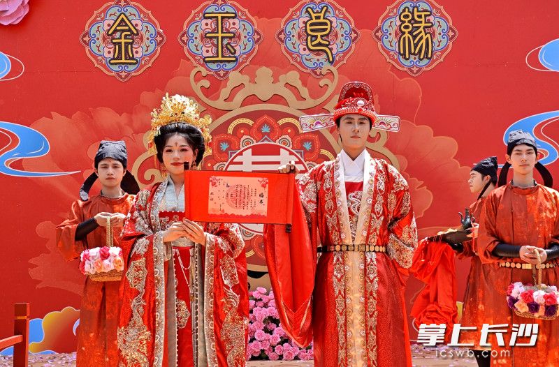 “新人”手执婚书。