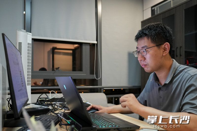 顾善植在工作中。