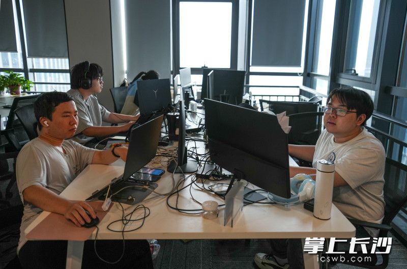 汇视威团队成员正在工作中。