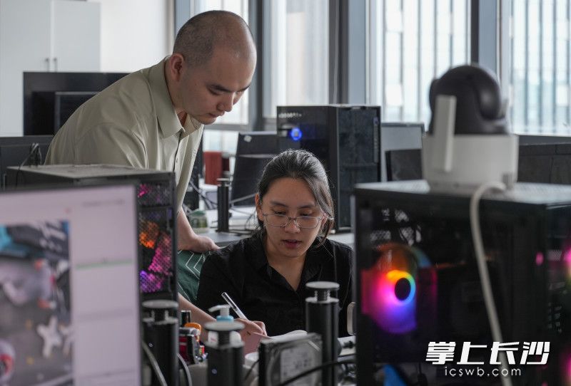 汇视威团队成员平均年龄在30岁以下，汇聚了一群本硕博的高学历人才，有着很好的学习氛围。均为长沙晚报全媒体记者 邹麟 摄