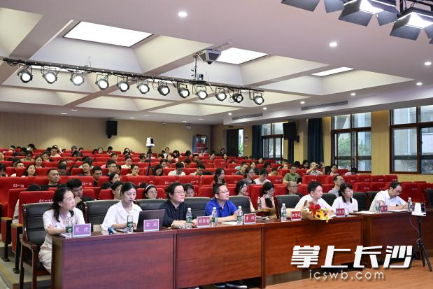 来自高地星光教育联盟9校的教师代表和教育专家通过线上线下形式，共同探索数智技术与教育深度融合的未来路径。