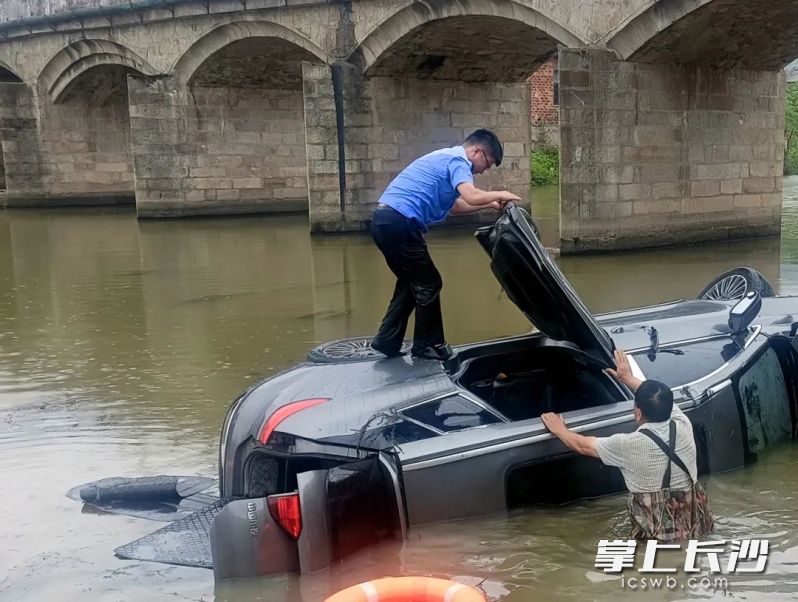 警民协力水中救人。 均为长沙晚报通讯员谢嗣杰供图
