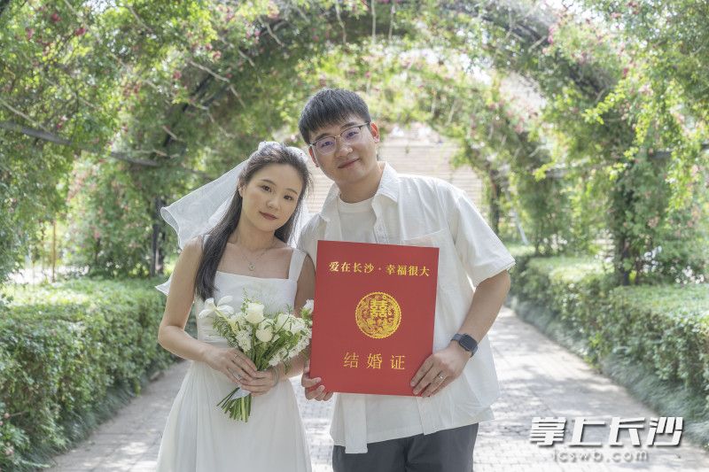 长沙市民政局、长沙市福利彩票发行中心联动各婚姻登记机关再次推出“超大结婚证”。