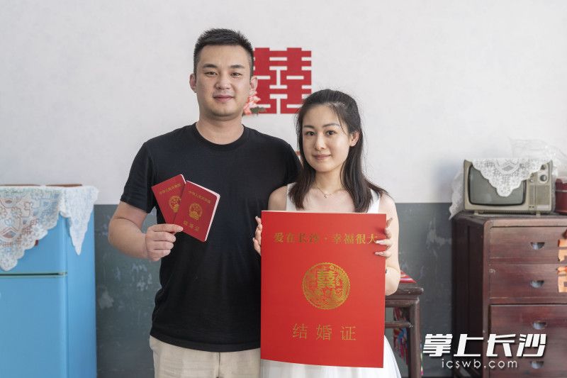今天，来自安徽的汪俊（左）和来自黑龙江的胡月在长沙领证。