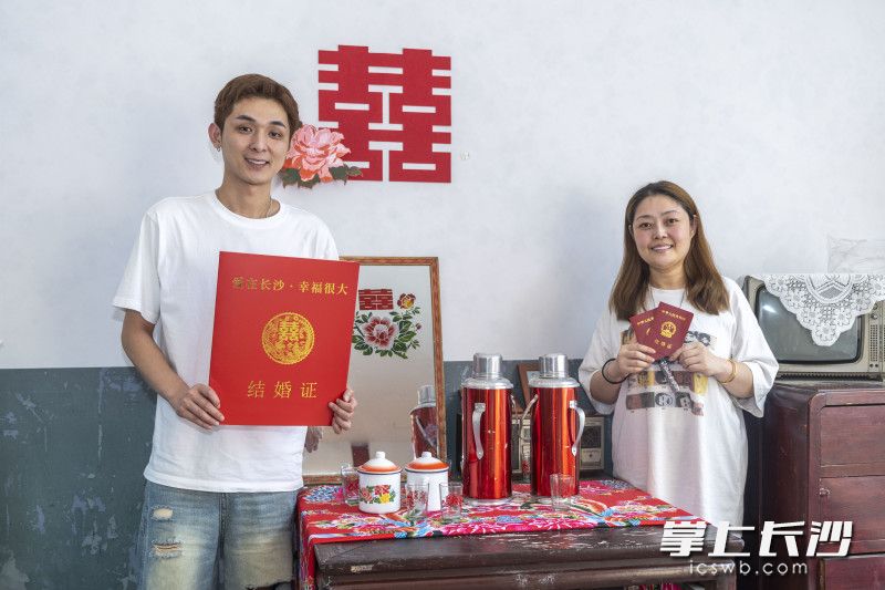 吴付威（左）和高寅奉成为当天芙蓉区民政局婚姻登记中心第一对领证的新人。 除注明外均为长沙晚报全媒体记者周数邑摄