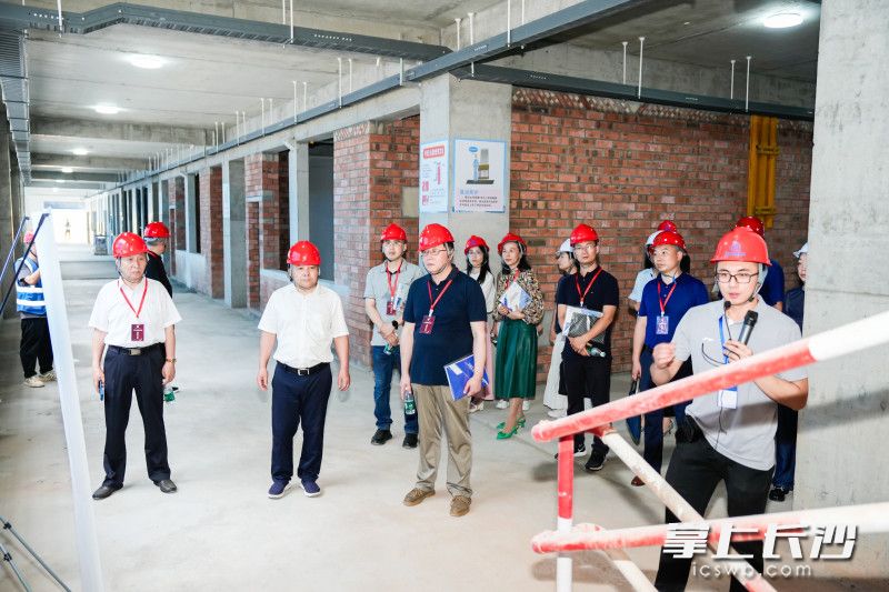 大家在工伤预防目视化样板项目部参观。 均为通讯员供图