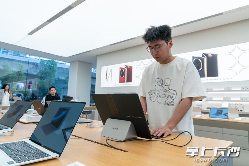 市民在门店体验华为MateBookFold非凡大师。 长沙晚报全媒体记者 邓迪 摄