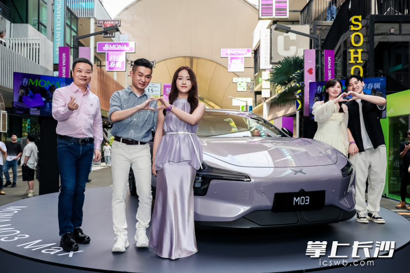 何小鹏（左一）来到现场为M03 Max“开箱”站台。小鹏供图