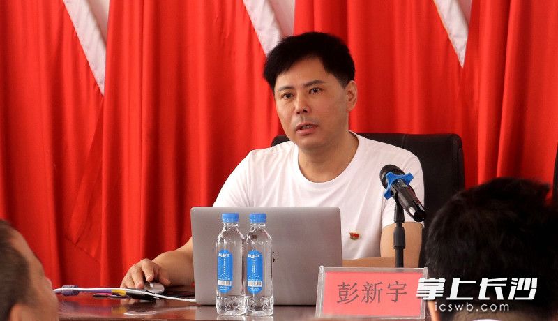 来自宁乡市住建局的党员干部彭新宇在成功塘村为农村党员讲党课。均为长沙晚报通讯员 喻国庆 摄