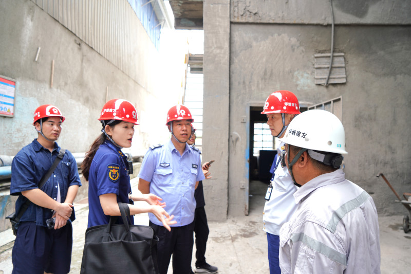 检查组在进行违规动火作业检查。 长沙晚报通讯员 刘雅莉 摄