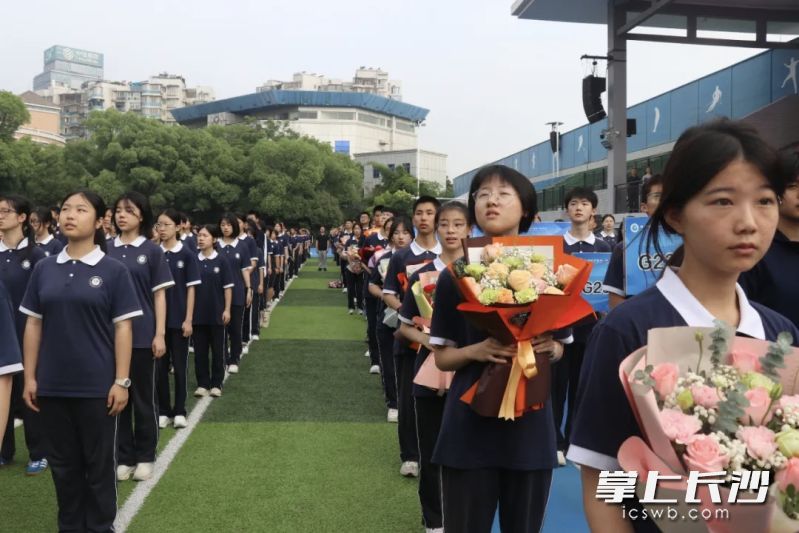 学子们用文字、歌声、深情表白和三鞠躬的形式表达了对班主任的感恩之情。