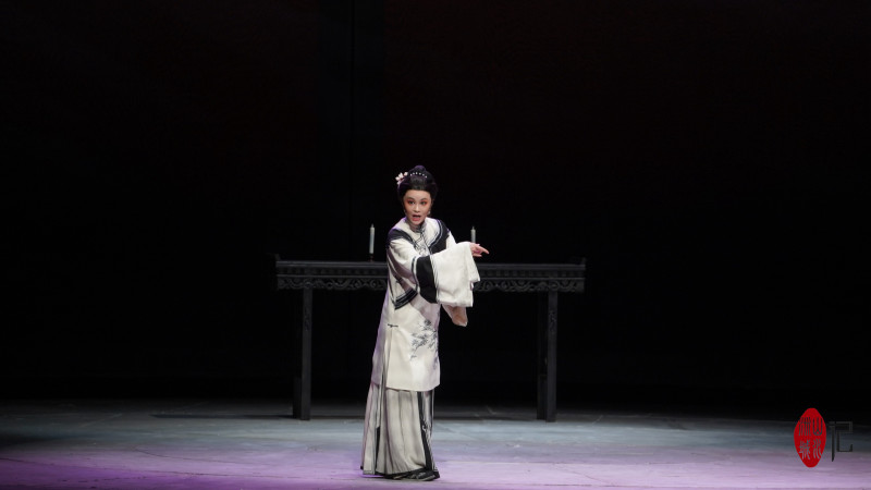 5月15日晚，《夫人如见》亮相上海北外滩友邦大剧院，参演第十届中国戏剧奖·梅花表演奖（第32届中国戏剧梅花奖）终评。 长沙晚报通讯员李国徽 供图