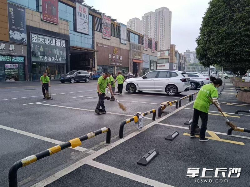 高桥大市场社区组织经营户，物业等，开展卫生大扫除。 均为 通讯员 章锦 摄