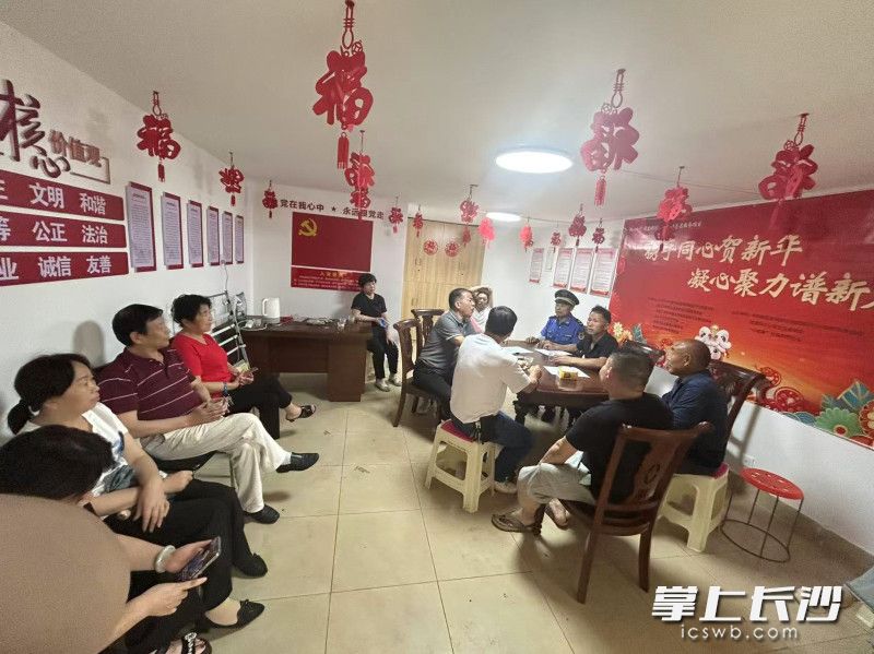 小区党员、业主代表等组织召开废品站噪声问题整改协调会。