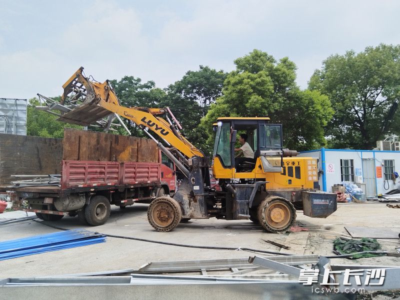 拆除违章建（构）筑物。