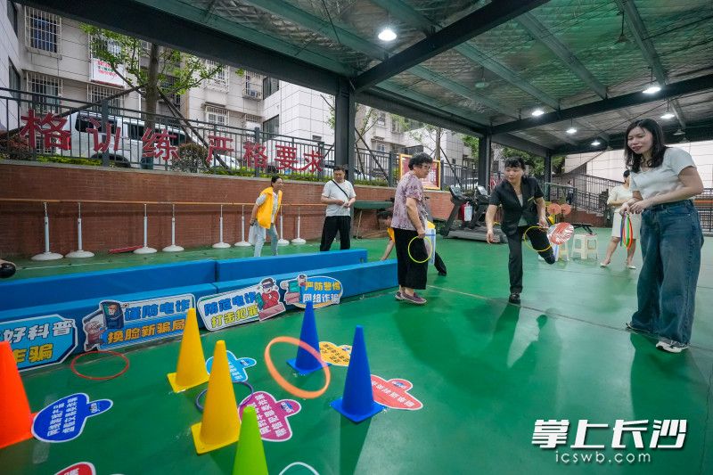 居民们积极参与游戏。