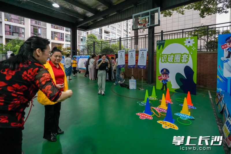 训练场摇身一变成了热闹的“反诈游园”，参与者手持通关卡，依次挑战四个趣味关卡。