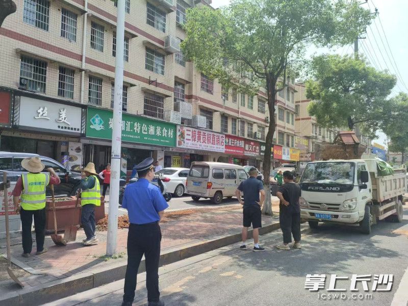 清扫清理垃圾堆物。
