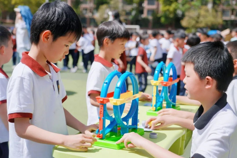 对于一、二年级萌娃们来说，科学就像是一场乐享知识的趣玩派对、一场创意与奇趣的狂欢。