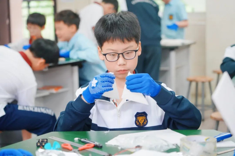 学子们以工程思维贯通知识壁垒，用双手将课本理论转化为可触达的未来科技雏形。