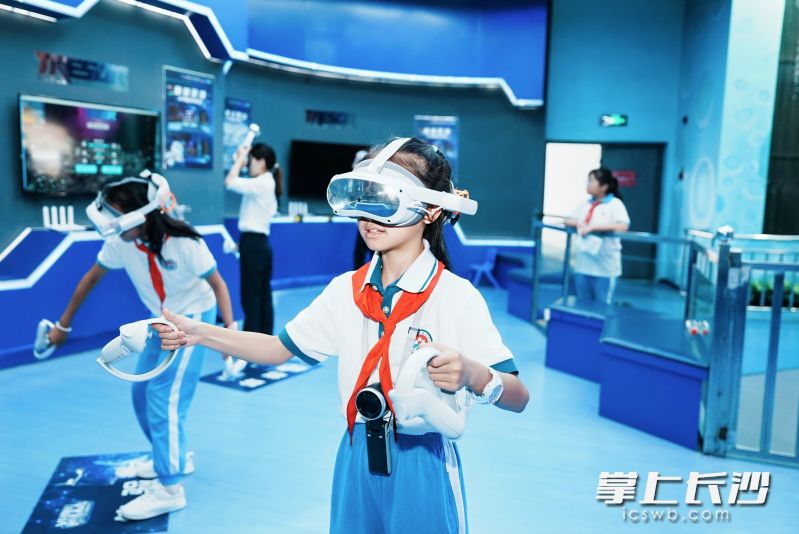 学生们分组探秘科技馆各主题展区。