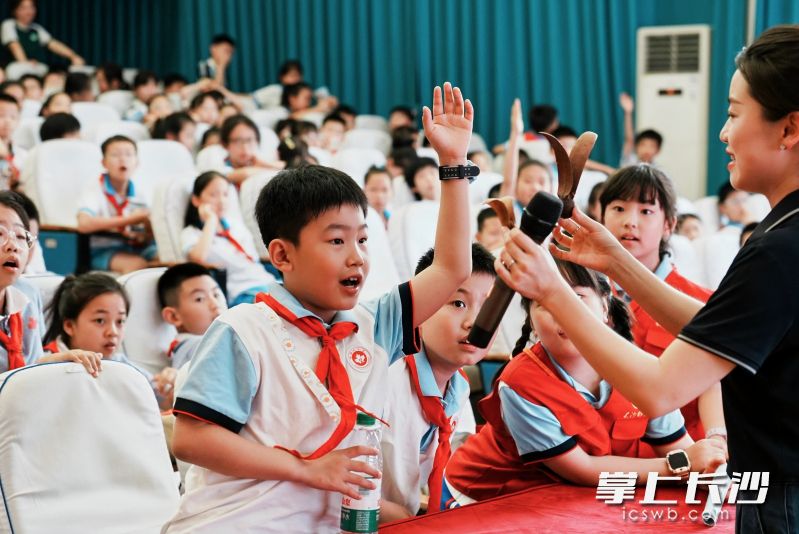 师生们围坐分享“最燃科技瞬间”。