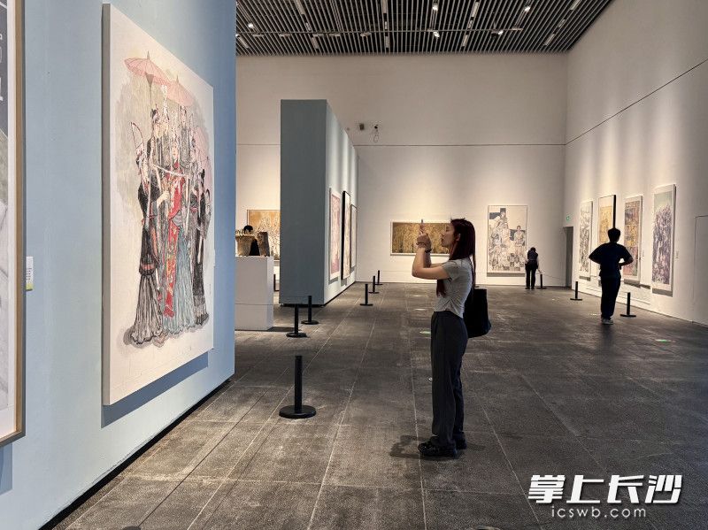 观众赏画拍照。