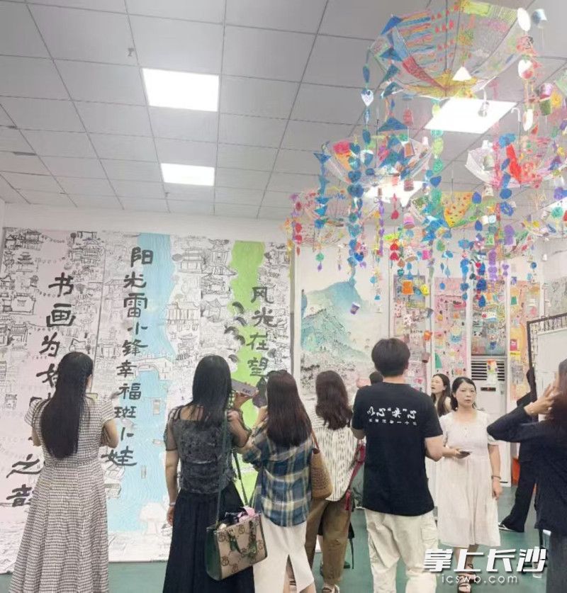 市民浏览展览作品。