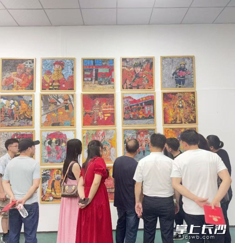 “望见美育”望城区首届青少年美术作品展在该区华悦艺术培训学校展出。