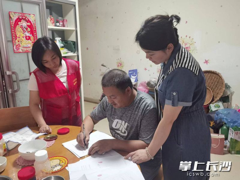 志愿者提供上门帮办代办服务。均为丹桂社区供图