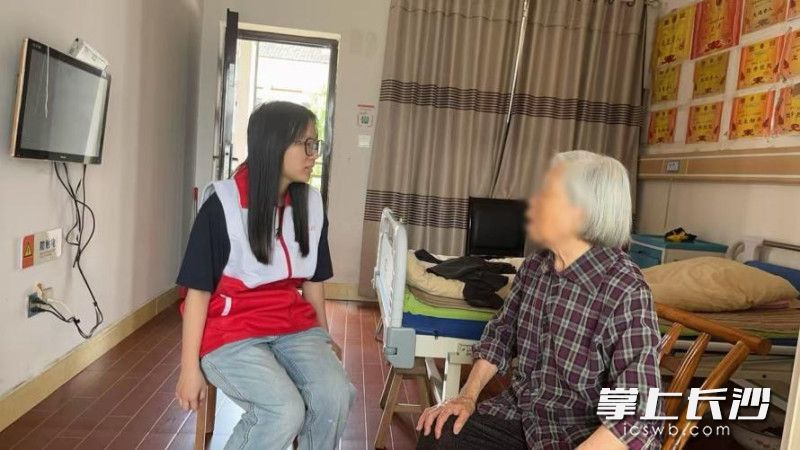 关爱老人。