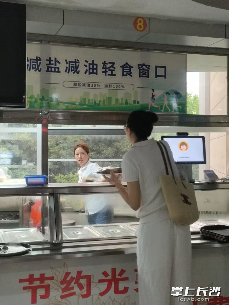 “减盐减油”菜品窗口每日提供多种选择。
