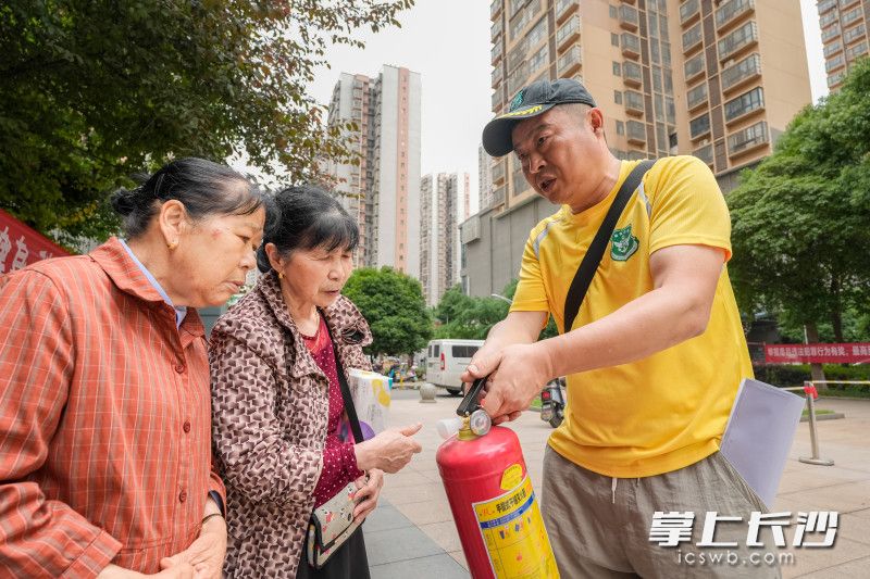 灭火器实操教学。 灭火器实操教学。