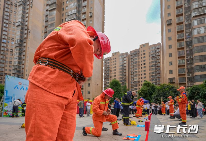 选手们娴熟地套上厚重的消防战斗服。 选手们娴熟地套上厚重的消防战斗服。