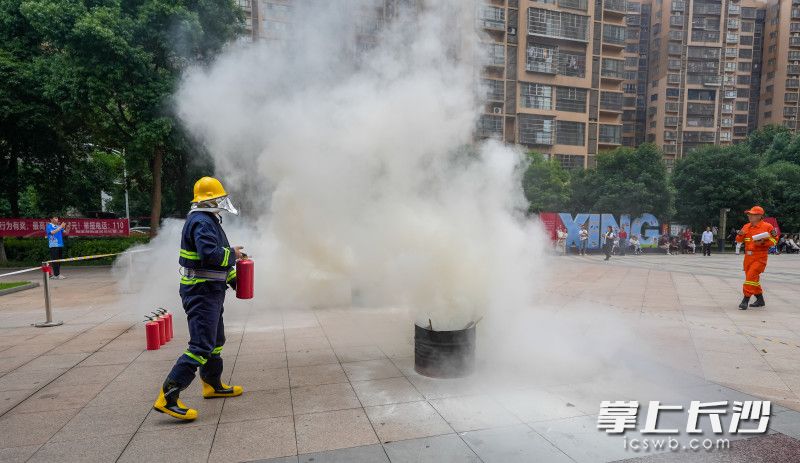 手提灭火器50米灭火实操。 手提灭火器50米灭火实操。