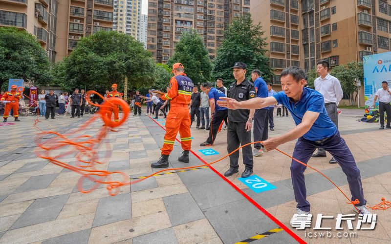防溺水救援中的“单人防溺水抛投”。 防溺水救援中的“单人防溺水抛投”。
