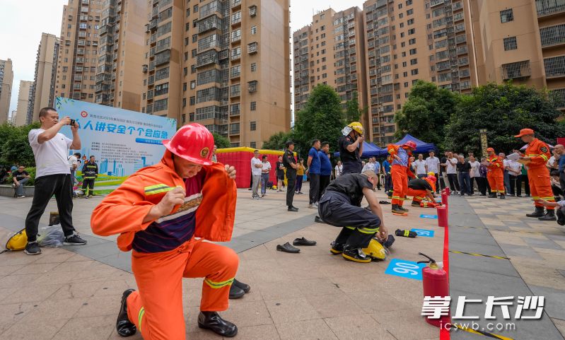 原地穿消防战斗服比赛现场。 均为长沙晚报全媒体记者陈飞摄 原地穿消防战斗服比赛现场。 均为长沙晚报全媒体记者陈飞摄