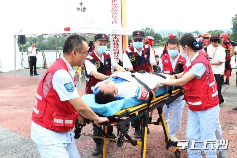 今日，“潇湘砺剑·2025水域生命防线行动”湖南省医疗消防联合水域灾难紧急救援培训演练举行。 均为长沙晚报通讯员汪泉佺、杨洪华、黄洁摄