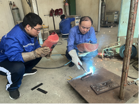焊工实训室内，谭勇大师现场授课，讲解并演示了焊接技术要点。
