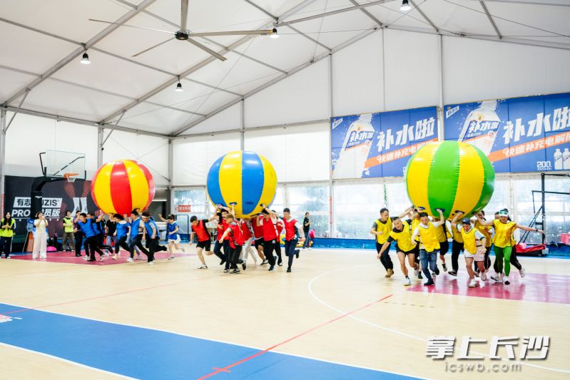 运动会设有无敌风火轮、接力袋鼠、鸿运当头、一穿到底、躲避飞盘等5个项目。