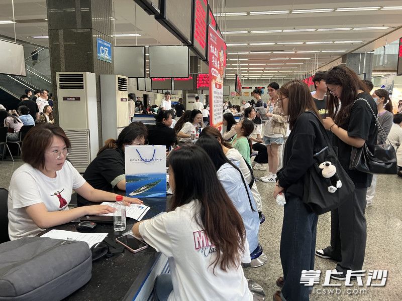 招聘现场人头攒动。